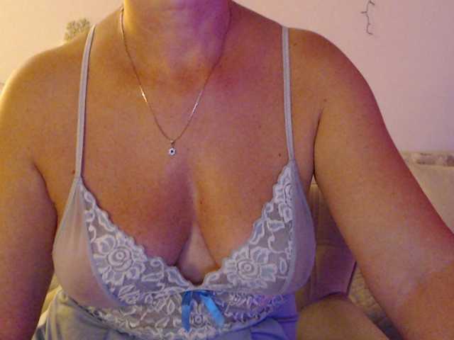 goodSnowQueen live cam on BongaCams