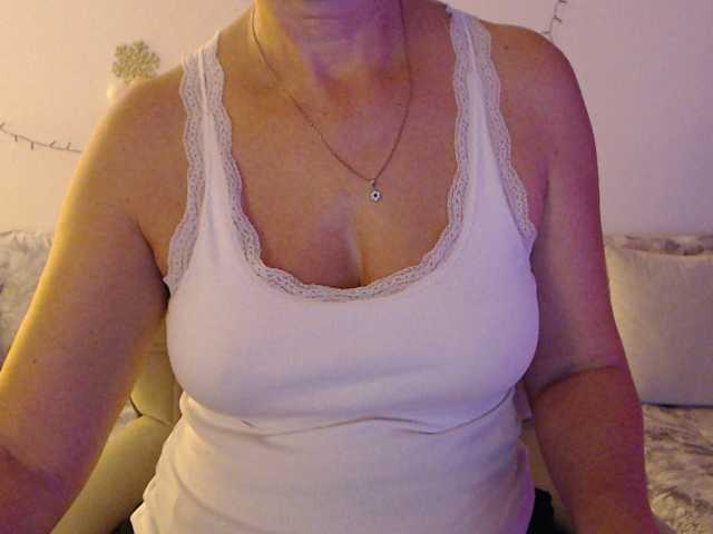 goodSnowQueen live cam on BongaCams