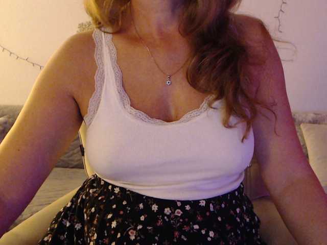 goodSnowQueen live cam on BongaCams
