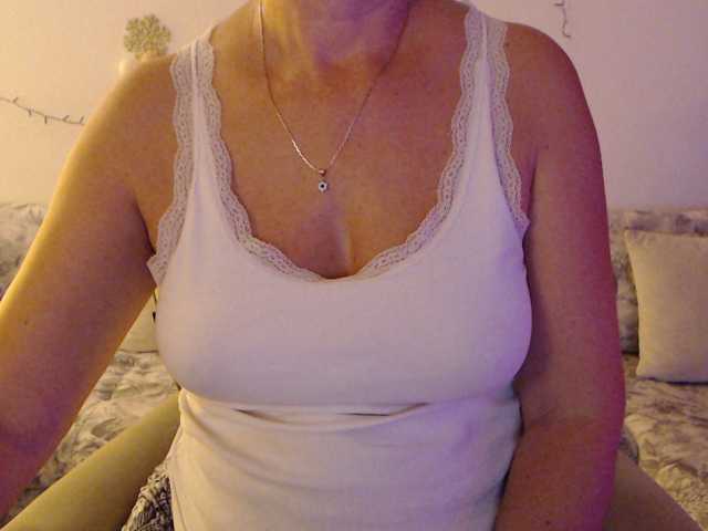 goodSnowQueen live cam on BongaCams