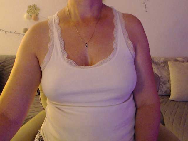 goodSnowQueen live cam on BongaCams