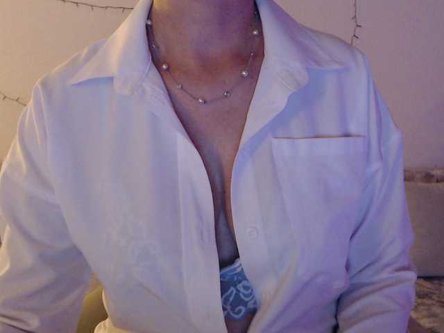 goodSnowQueen live cam on BongaCams