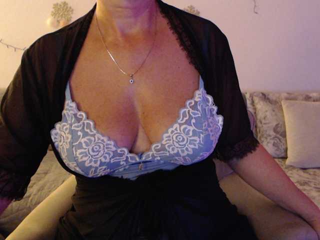 goodSnowQueen live cam on BongaCams