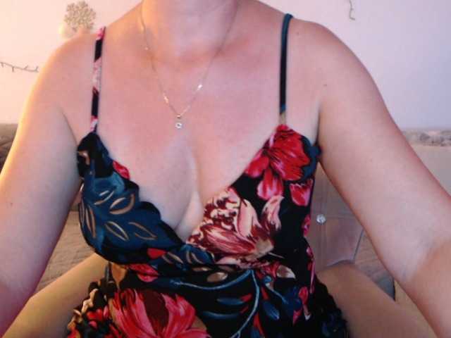 goodSnowQueen live cam on BongaCams