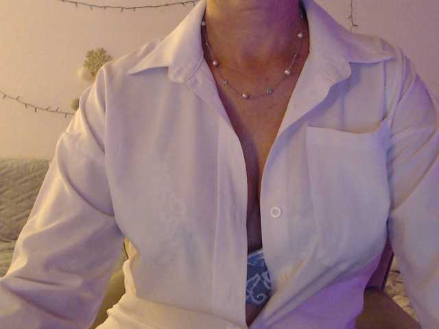 goodSnowQueen live cam on BongaCams