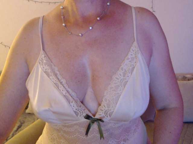 goodSnowQueen live cam on BongaCams