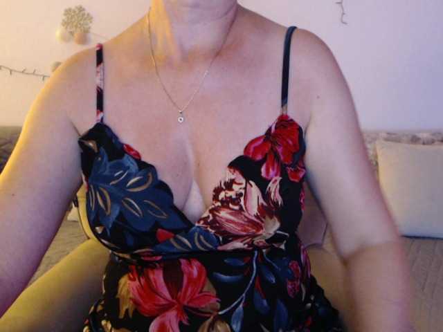 goodSnowQueen live cam on BongaCams