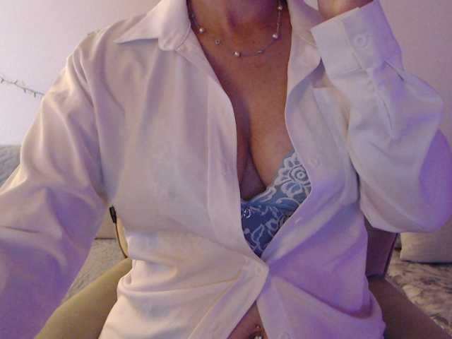 goodSnowQueen live cam on BongaCams