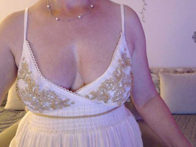 goodSnowQueen live cam on BongaCams