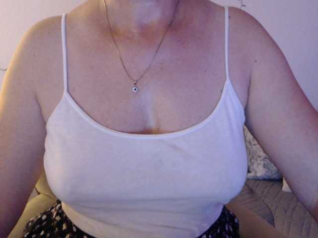 goodSnowQueen live cam on BongaCams