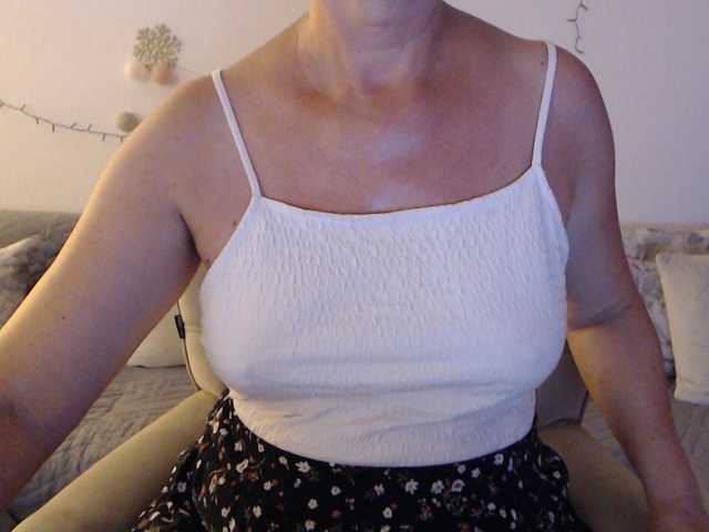 goodSnowQueen live cam on BongaCams