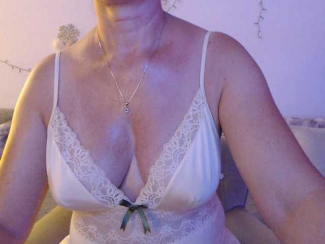 goodSnowQueen live cam on BongaCams