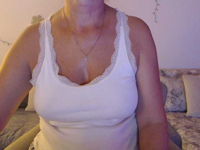 goodSnowQueen live cam on BongaCams