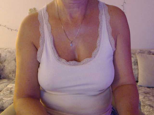 goodSnowQueen live cam on BongaCams