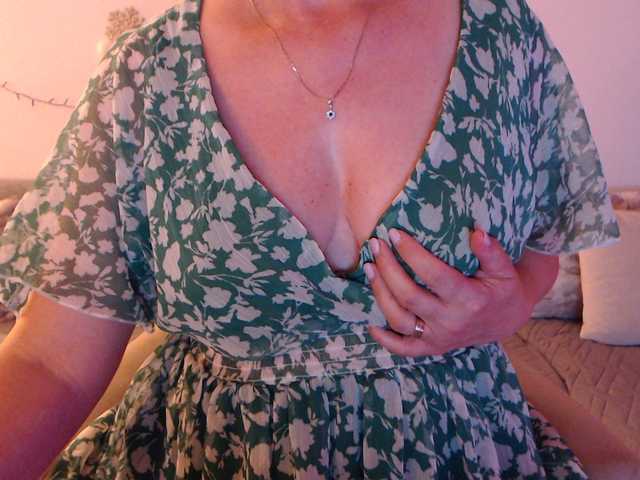 goodSnowQueen live cam on BongaCams