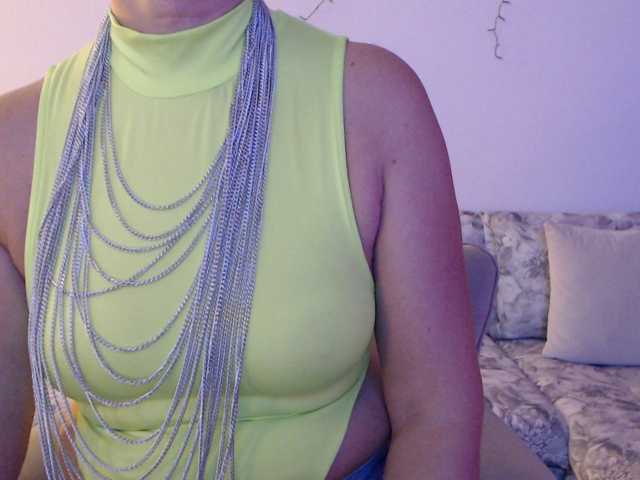 goodSnowQueen live cam on BongaCams