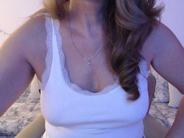 goodSnowQueen live cam on BongaCams