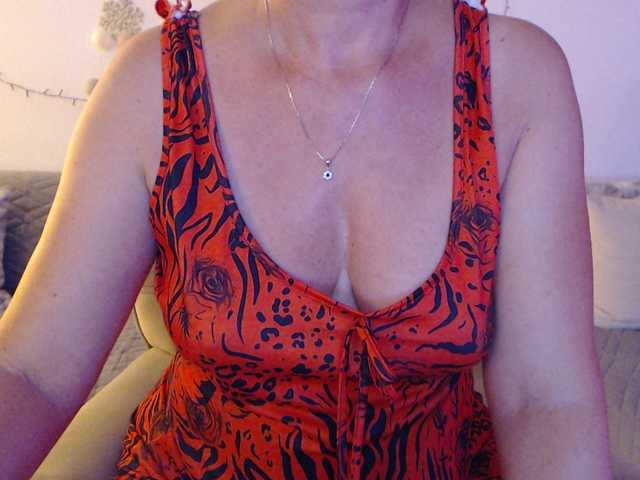 goodSnowQueen live cam on BongaCams