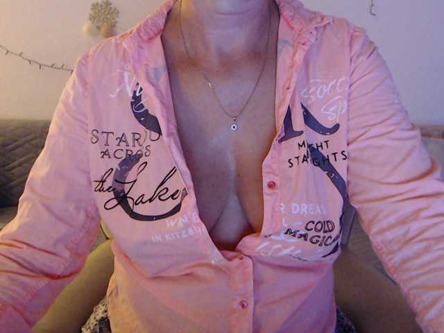 goodSnowQueen live cam on BongaCams