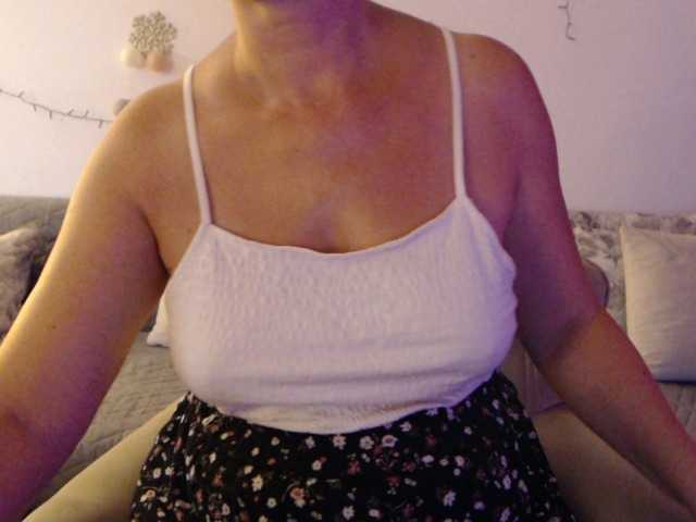 goodSnowQueen live cam on BongaCams