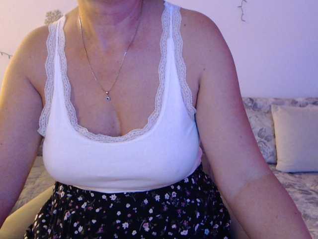 goodSnowQueen live cam on BongaCams