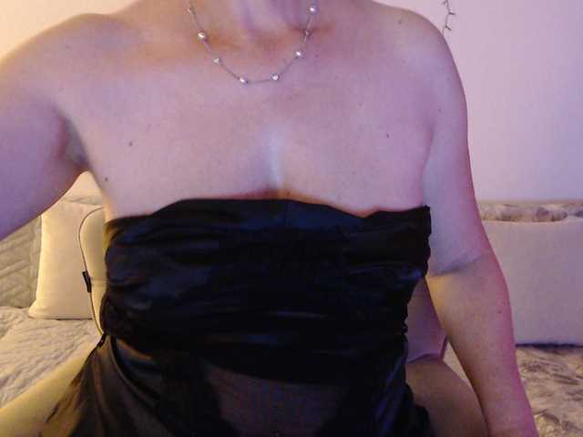goodSnowQueen live cam on BongaCams