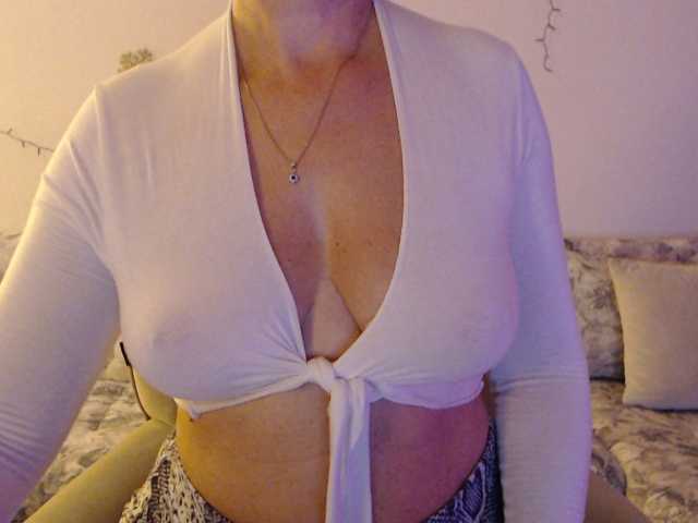 goodSnowQueen live cam on BongaCams