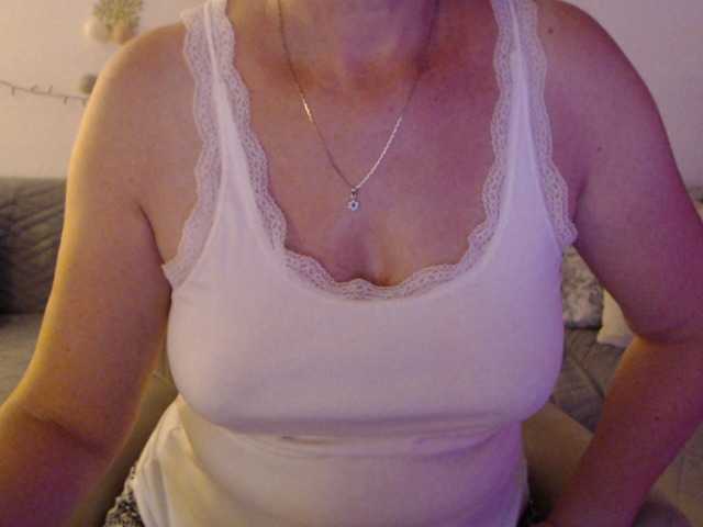 goodSnowQueen live cam on BongaCams
