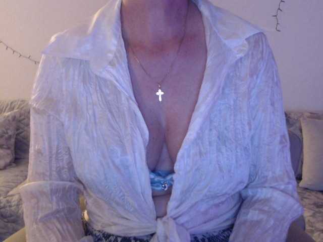 goodSnowQueen's BongaCams show and profile