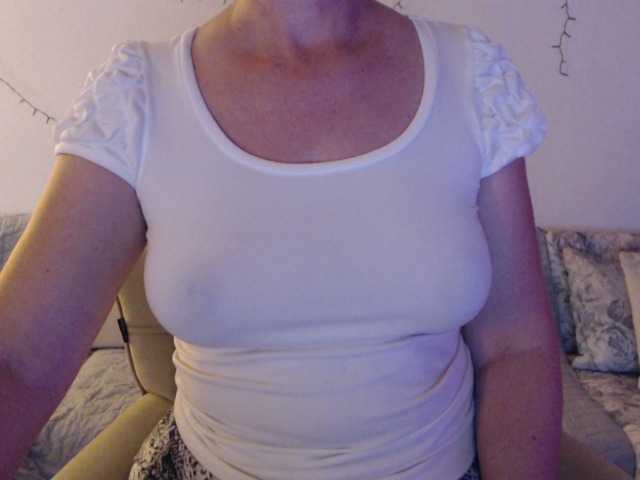 goodSnowQueen live cam on BongaCams