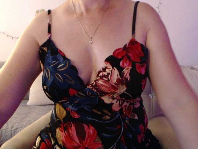 goodSnowQueen live cam on BongaCams