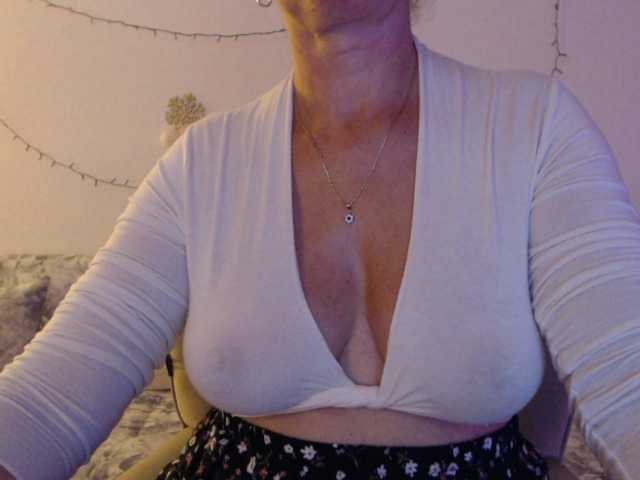 goodSnowQueen, en vivo ahora en BongaCams