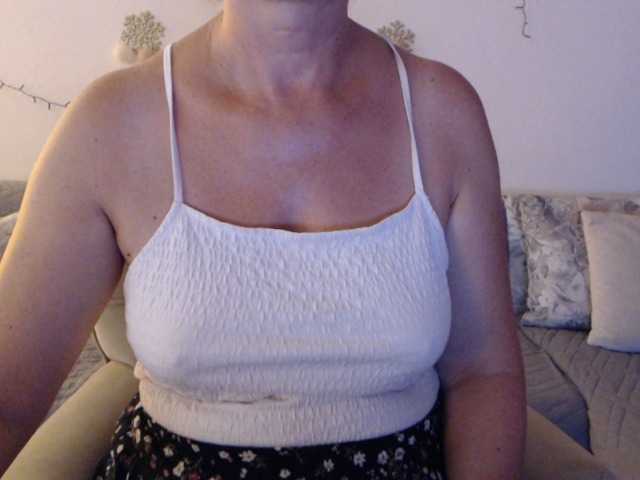 goodSnowQueen live cam on BongaCams