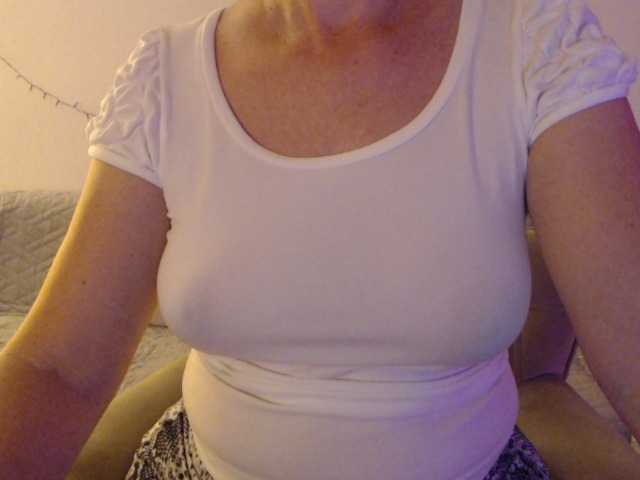 goodSnowQueen live cam on BongaCams