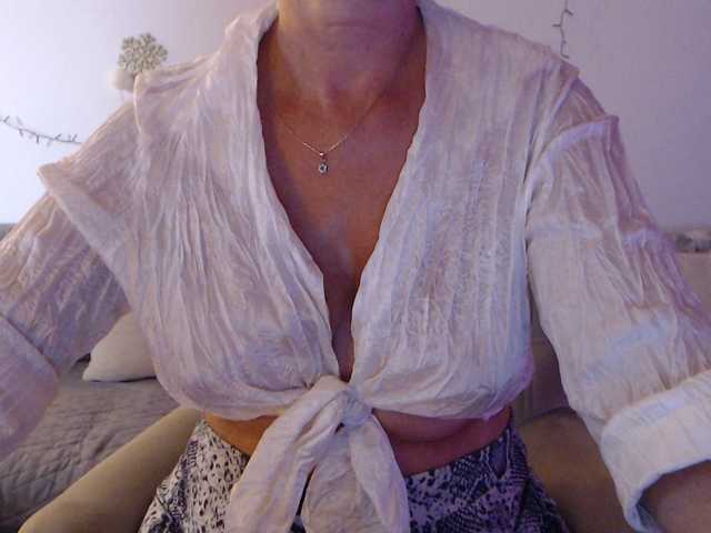 goodSnowQueen live cam preview
