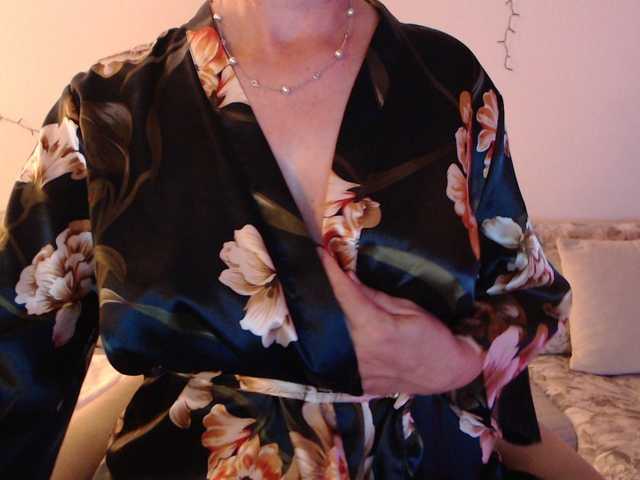 goodSnowQueen live cam on BongaCams