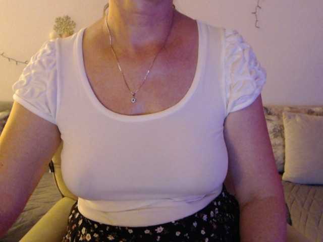 goodSnowQueen live cam on BongaCams