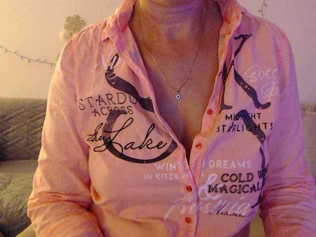 goodSnowQueen live cam on BongaCams