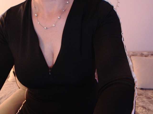 goodSnowQueen live cam on BongaCams