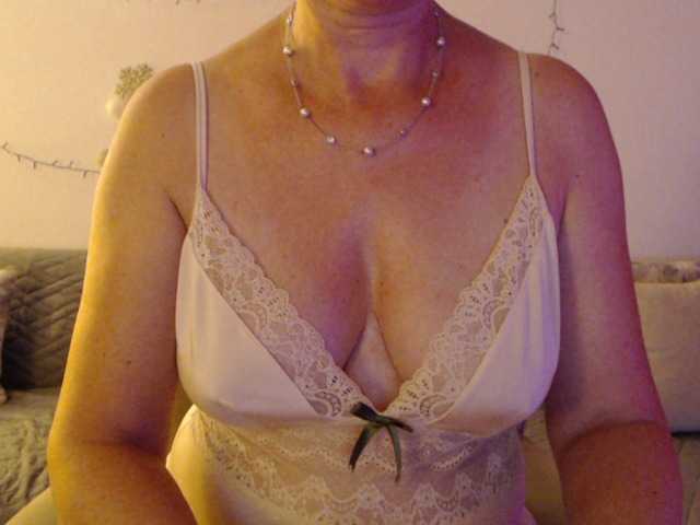 goodSnowQueen live cam on BongaCams
