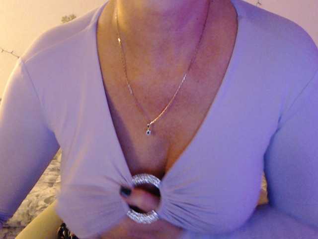 goodSnowQueen live cam on BongaCams