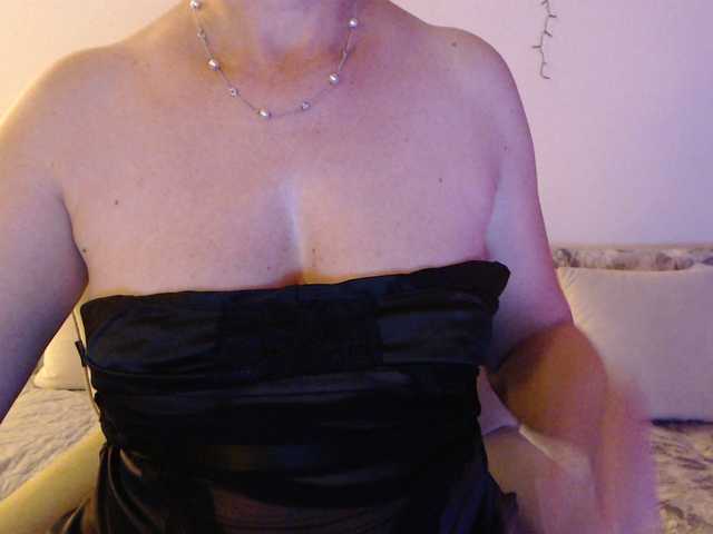 goodSnowQueen live cam on BongaCams