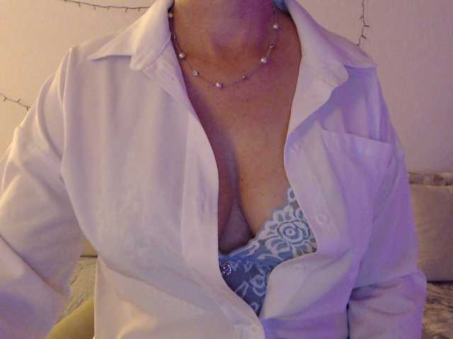 goodSnowQueen live cam on BongaCams