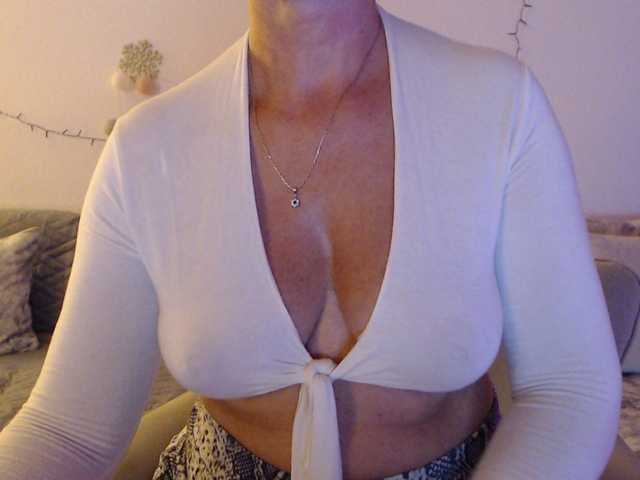 goodSnowQueen live cam preview