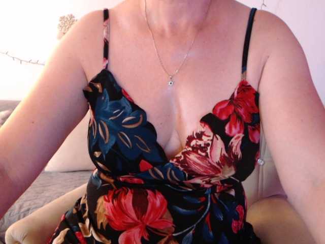 goodSnowQueen live cam on BongaCams