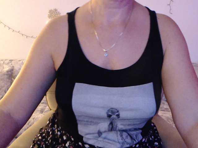 goodSnowQueen live cam on BongaCams