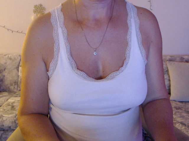 goodSnowQueen live cam on BongaCams