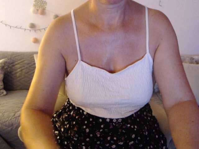 goodSnowQueen live cam on BongaCams