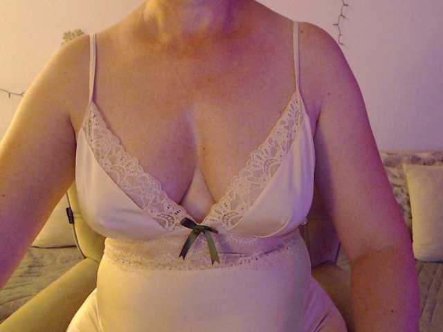 goodSnowQueen live cam on BongaCams