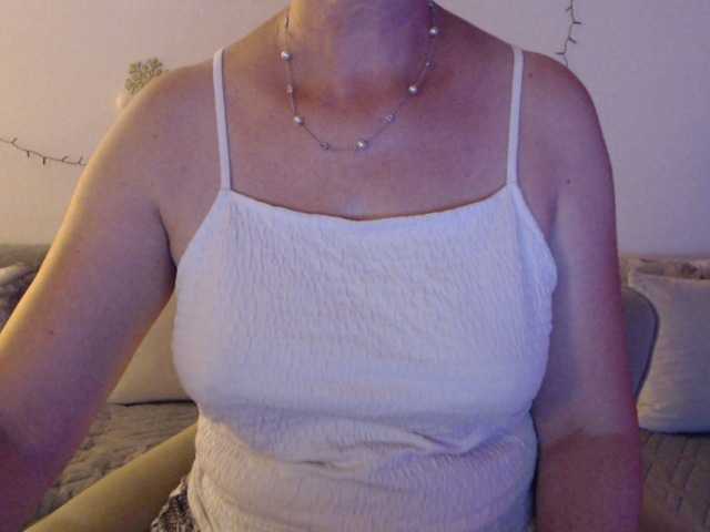 goodSnowQueen live cam on BongaCams